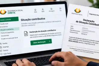 Pessoa usa notebook para emitir a declaração de não dívida Segurança Social em uma mesa de trabalho.